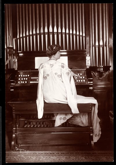 Retrato de la Sra. I. M. Clark en un órgano, 1904 de Byron Company